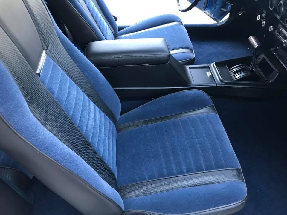 blue upholstery Imagen 1 (asientos azules, Mustang): Custom blue tweed and vinyl bucket seats with center console in a 1971 Ford Mustang by Central Valley Upholstery